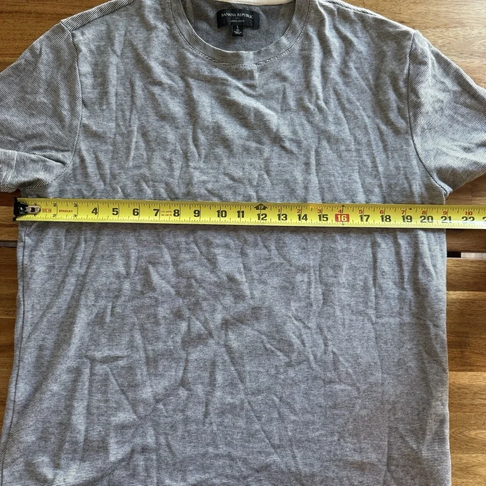 Banana Republic Men's Dress Crew‎ T Shirt Tee Size Large Gray Striped Minimalist